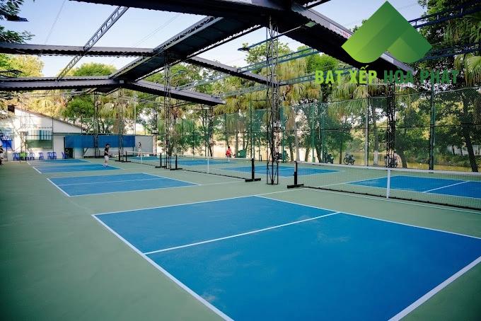 Bạt che sân pickleball giúp bảo vệ sân khỏi nắng và mưa